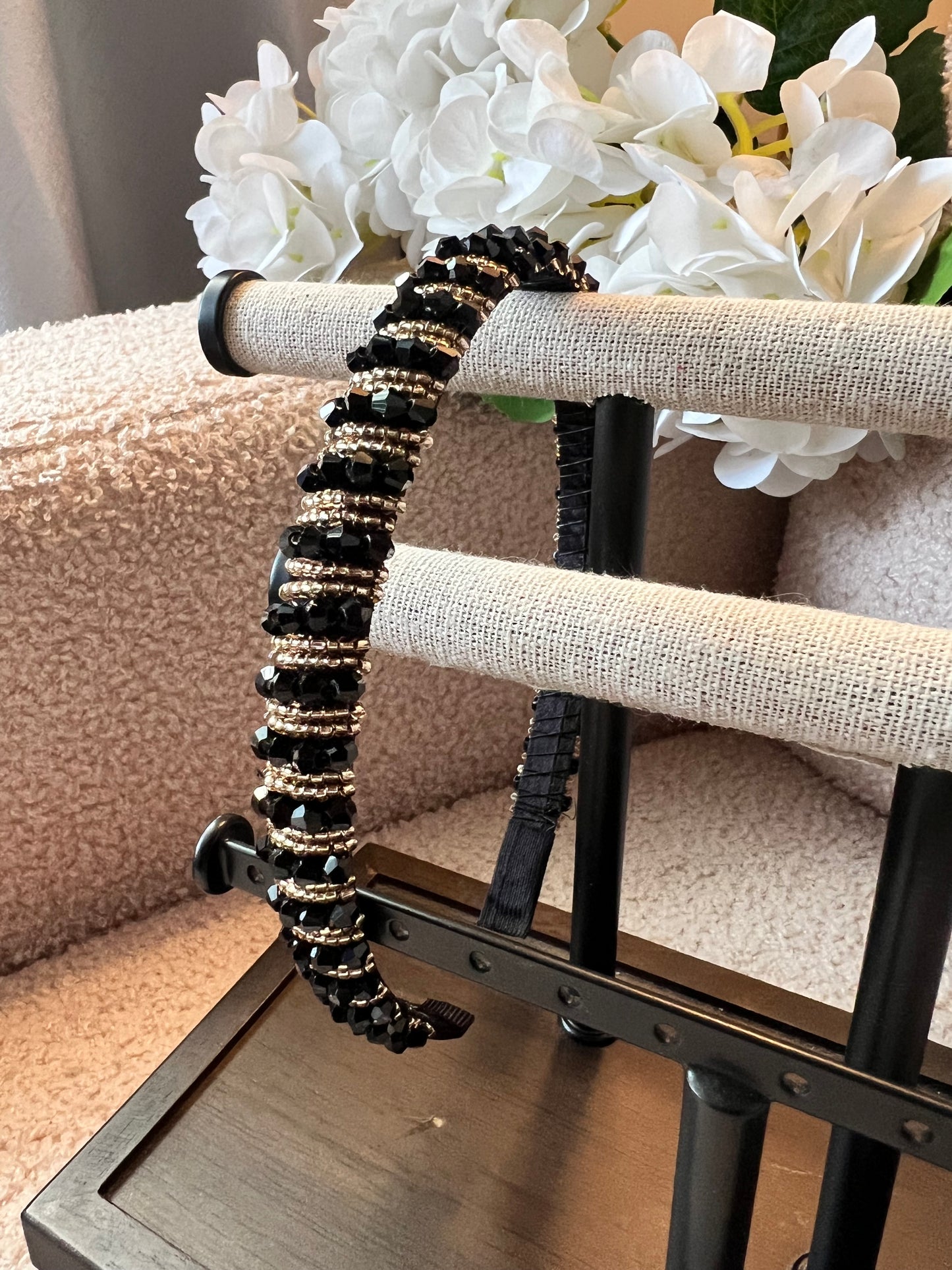 Diadema delgada negra con dorado 01511