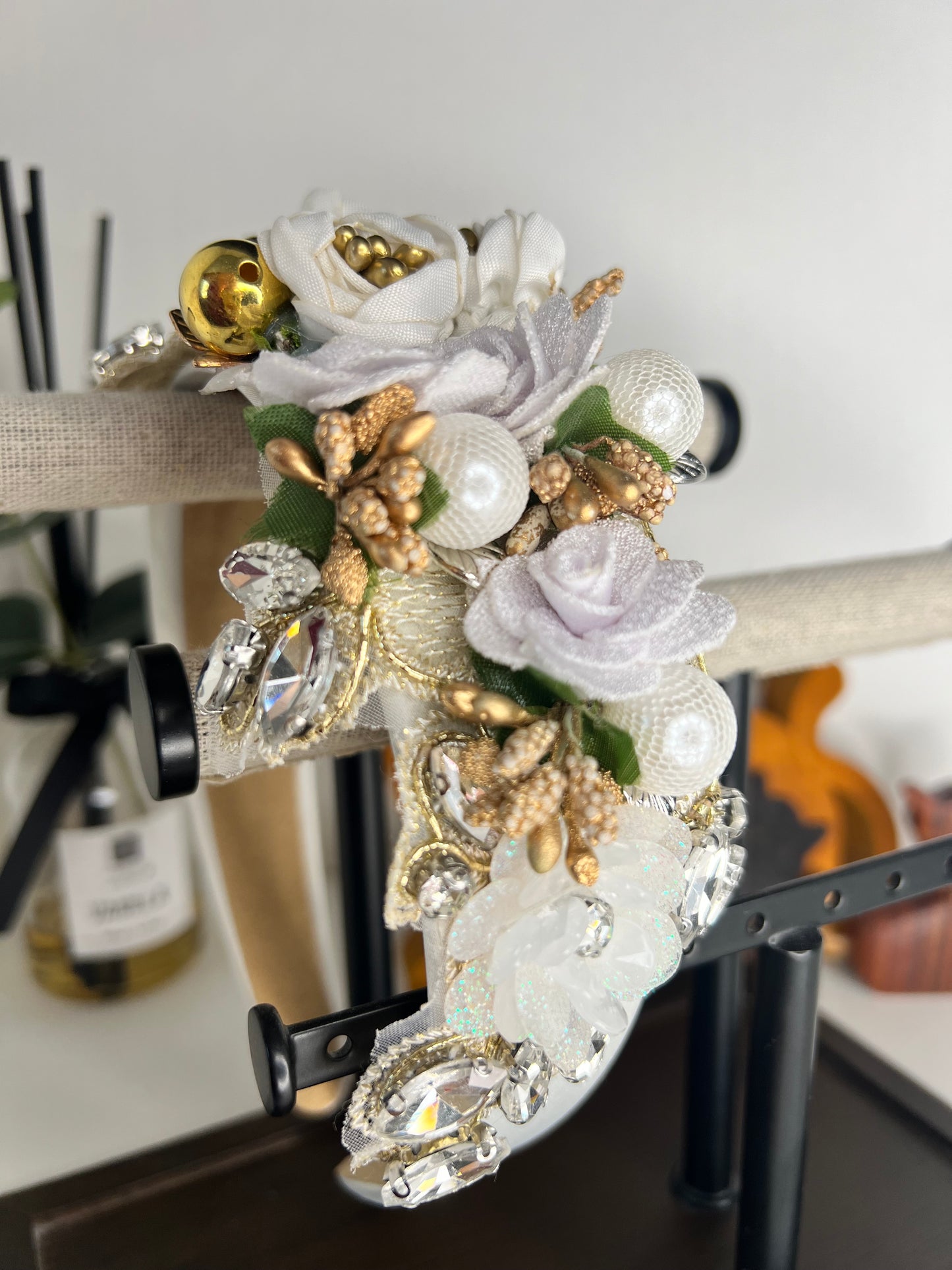 Diadema blanco con decoración de flores y apliques