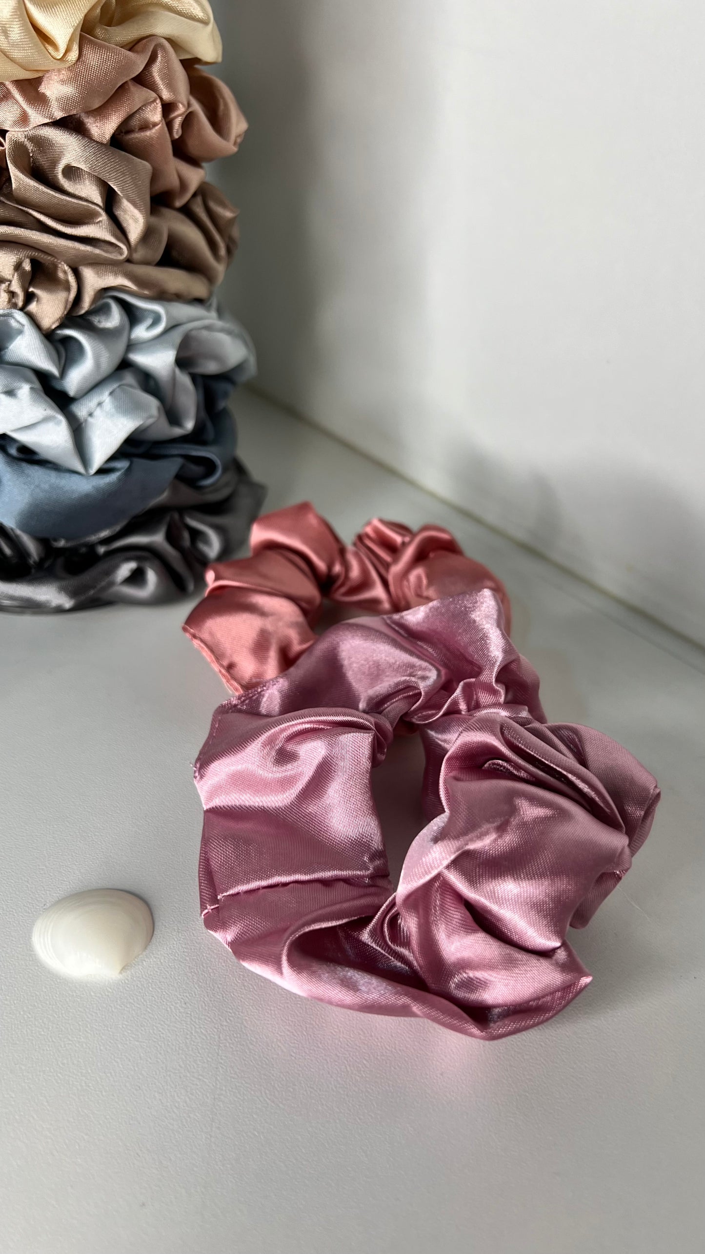 Scrunchies de satin en colores varios, dos por set