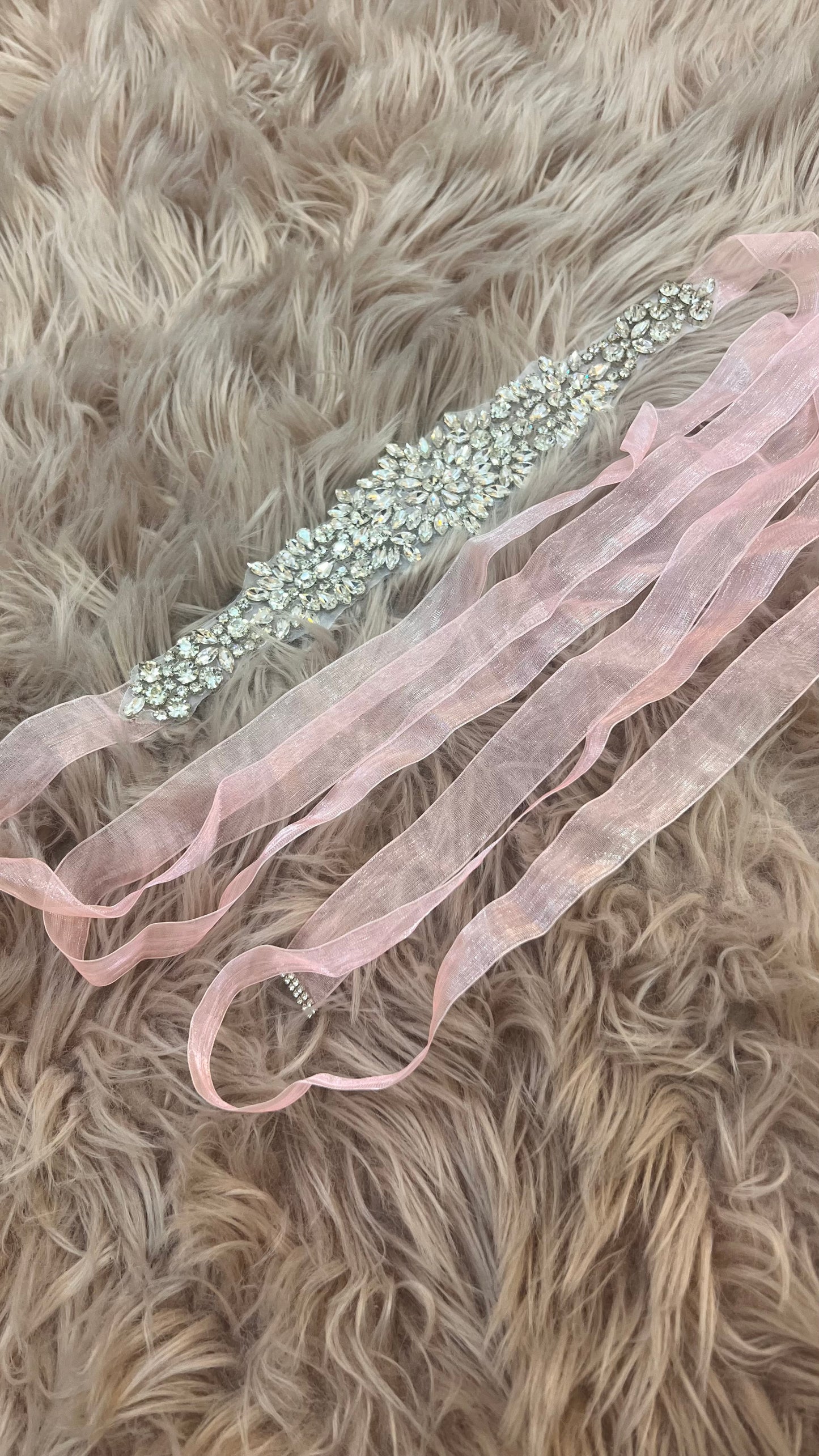 Cinturón elegante de cinta rosa con piedras