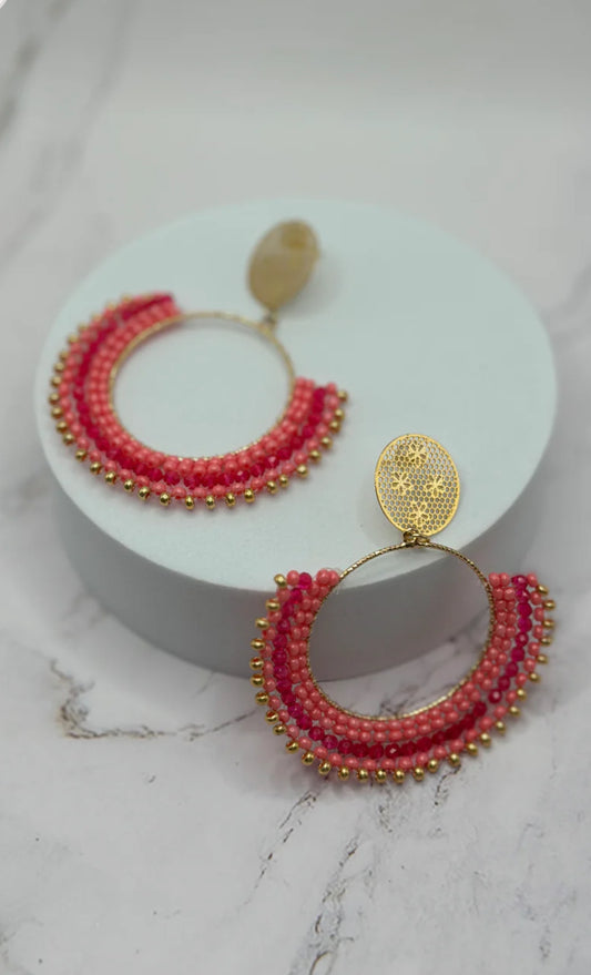 Aretes hechos a mano en tono fushia