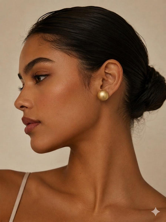 Aretes de boton dorado mate