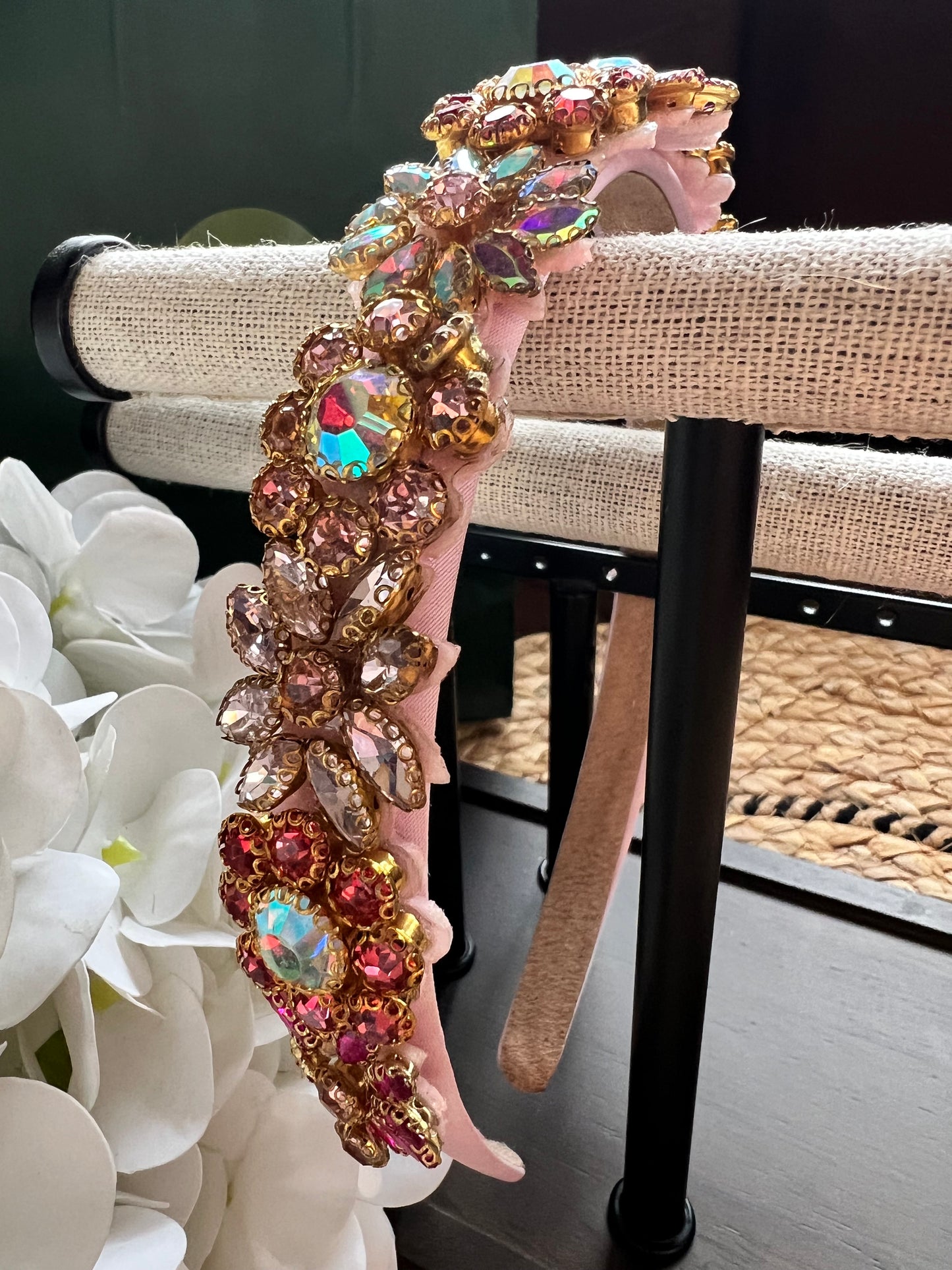 Diadema floral con piedras rosadas 02211