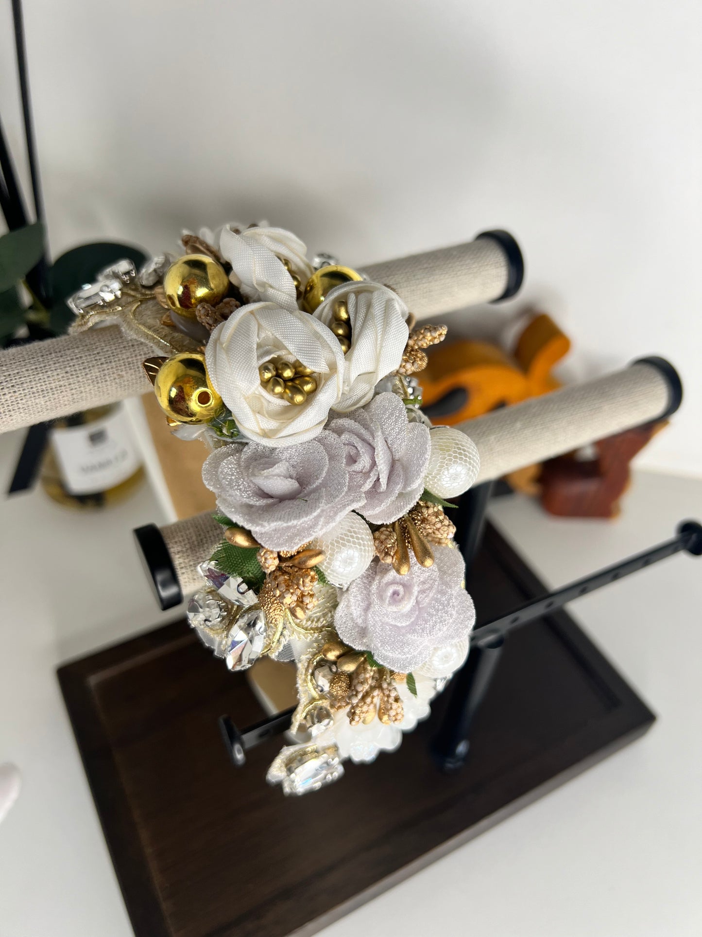 Diadema blanco con decoración de flores y apliques