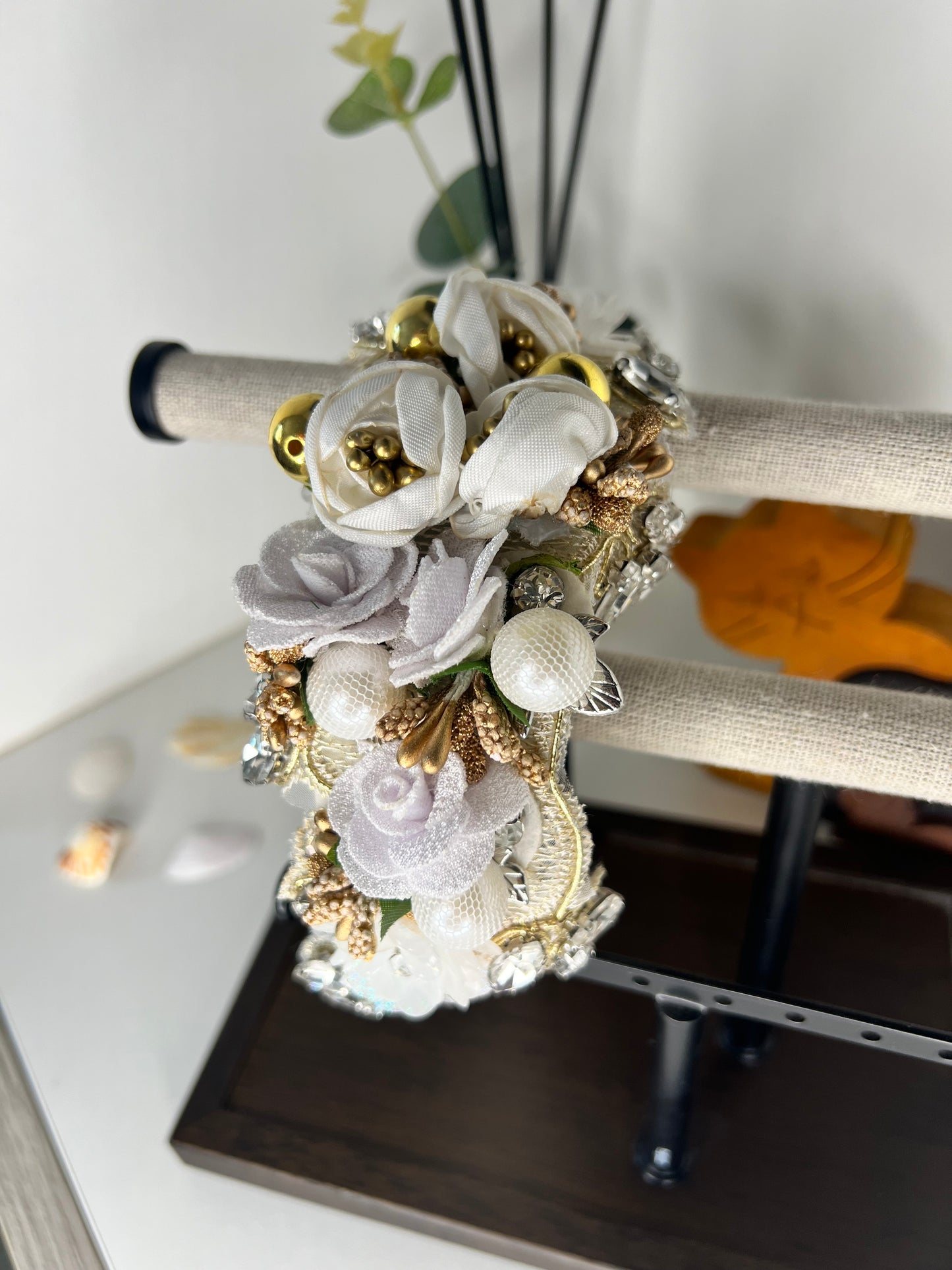 Diadema blanco con decoración de flores y apliques