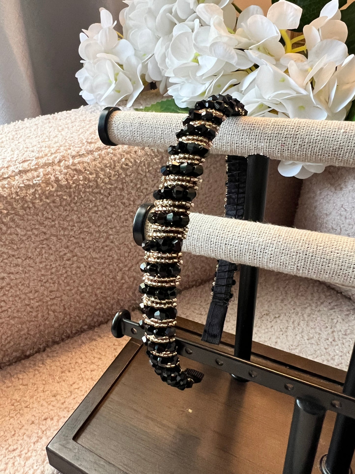 Diadema delgada negra con dorado 01511