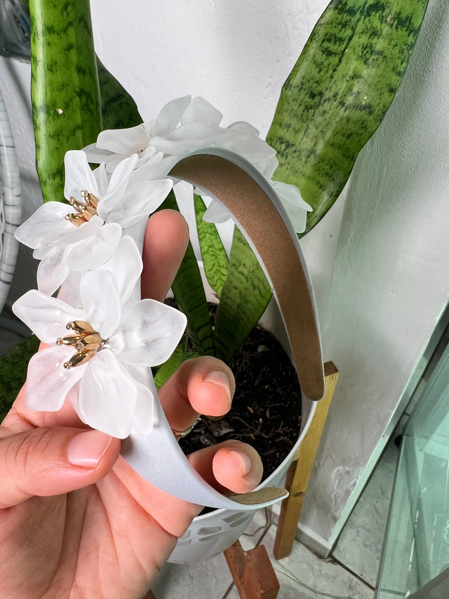 Diadema satinada blanca con flores grandes 02504
