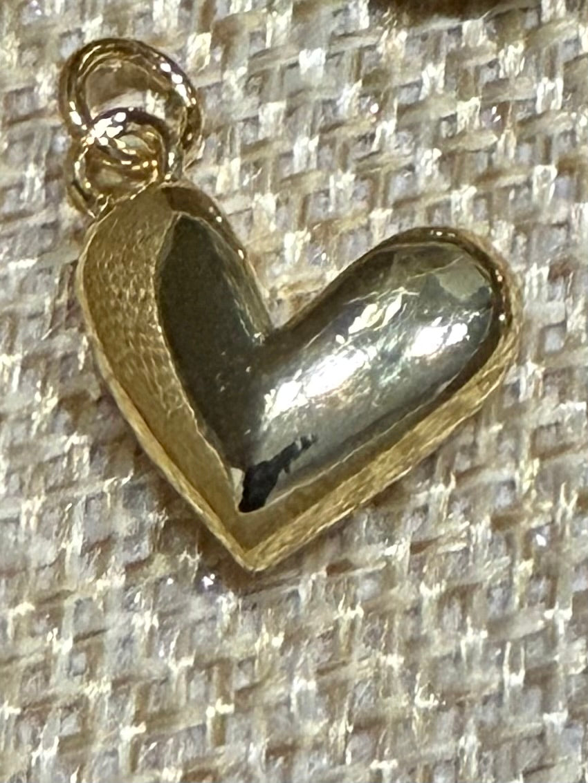 DIJE CORAZON CHUNKY COLGANTE DE LADO DORADO