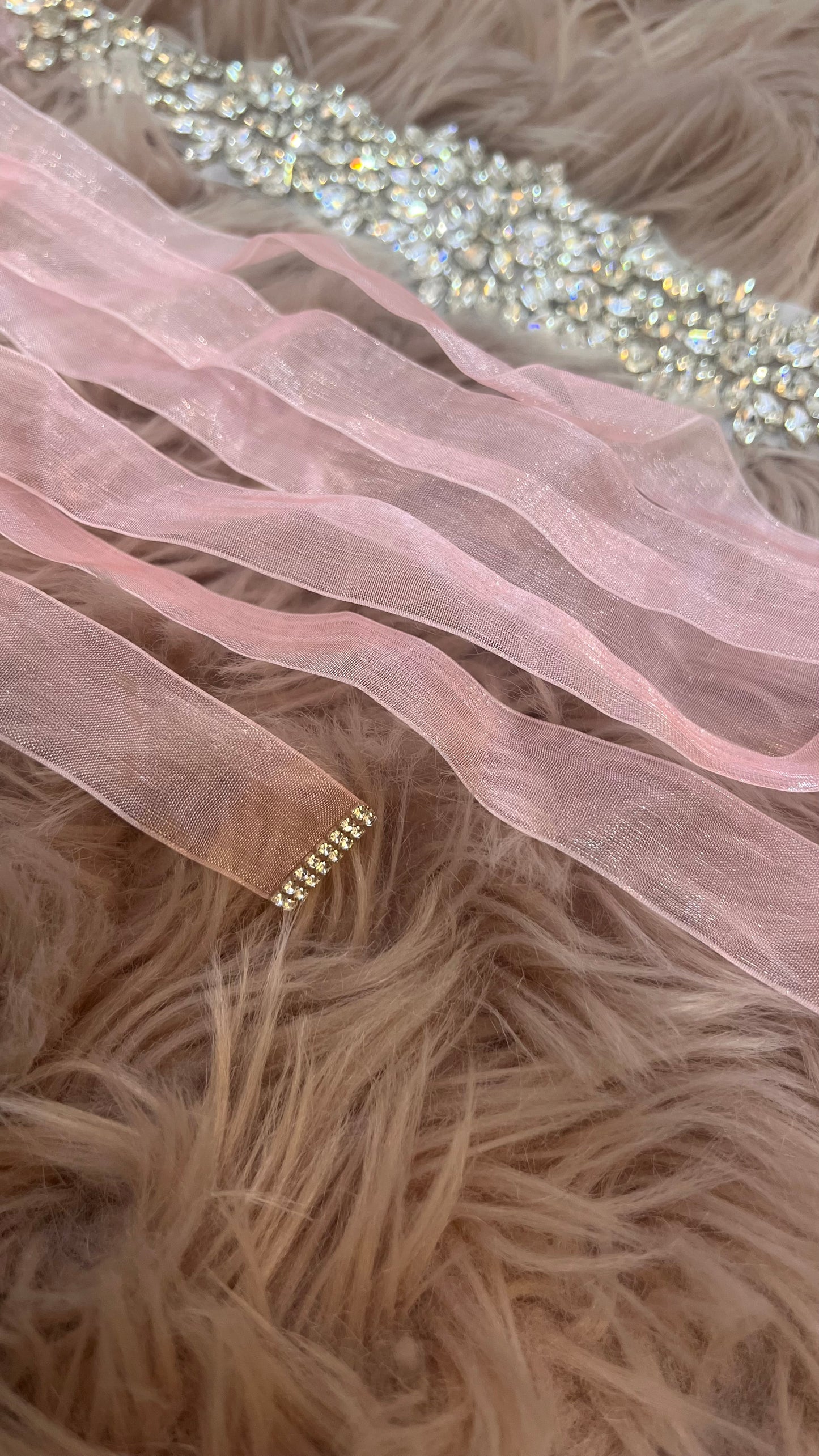 Cinturón elegante de cinta rosa con piedras