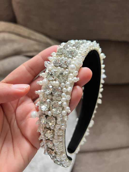 Diadema blanca con plateado de perlas pequeñas y réplica de diamantes 02728