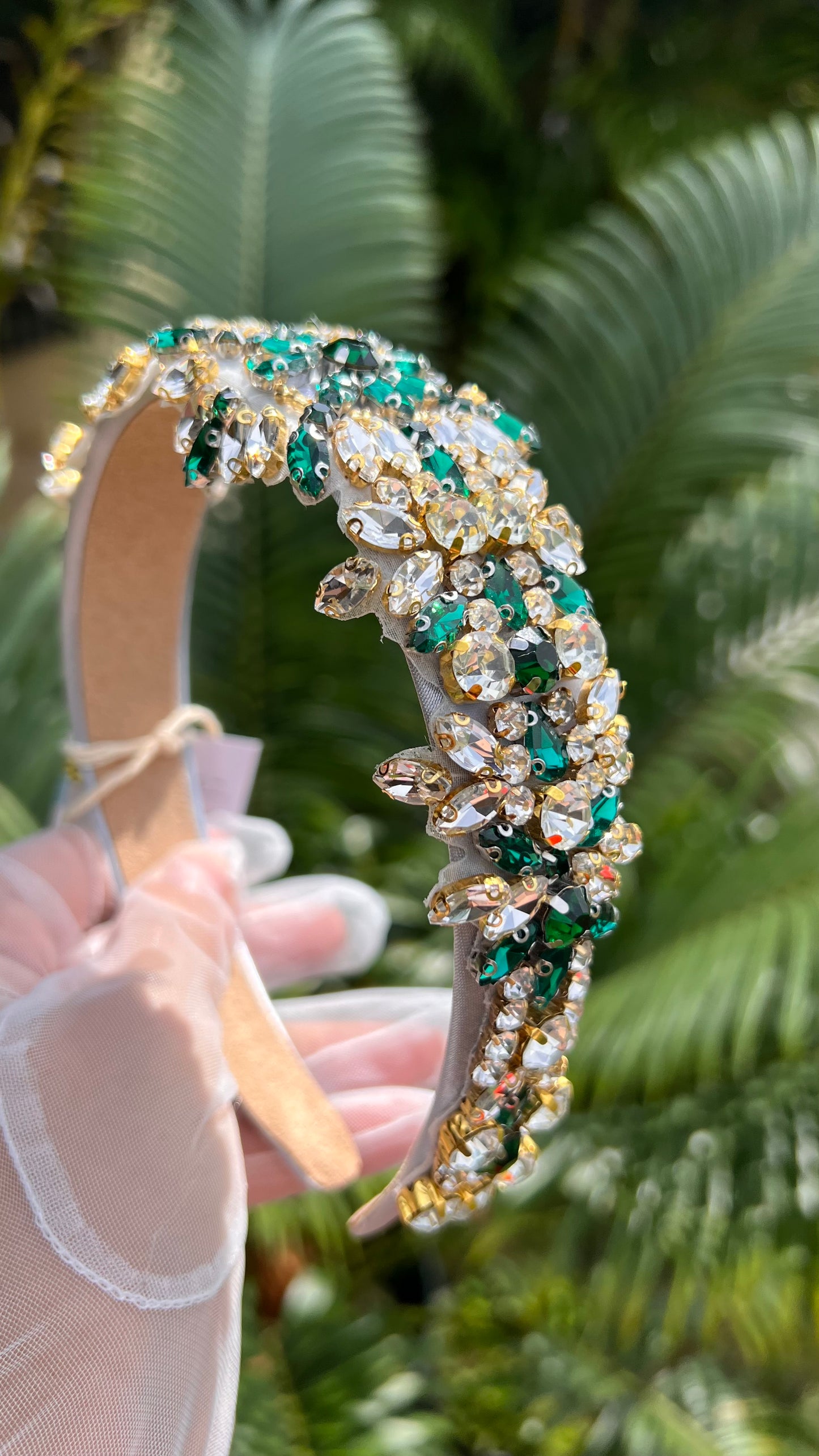 Diadema brillante verde con plateado y apliques dorado 02506
