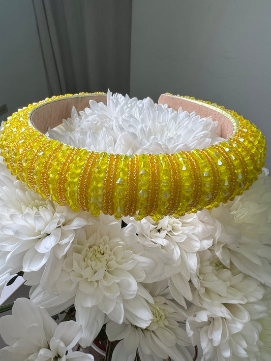 Diadema amarilla de cuentas