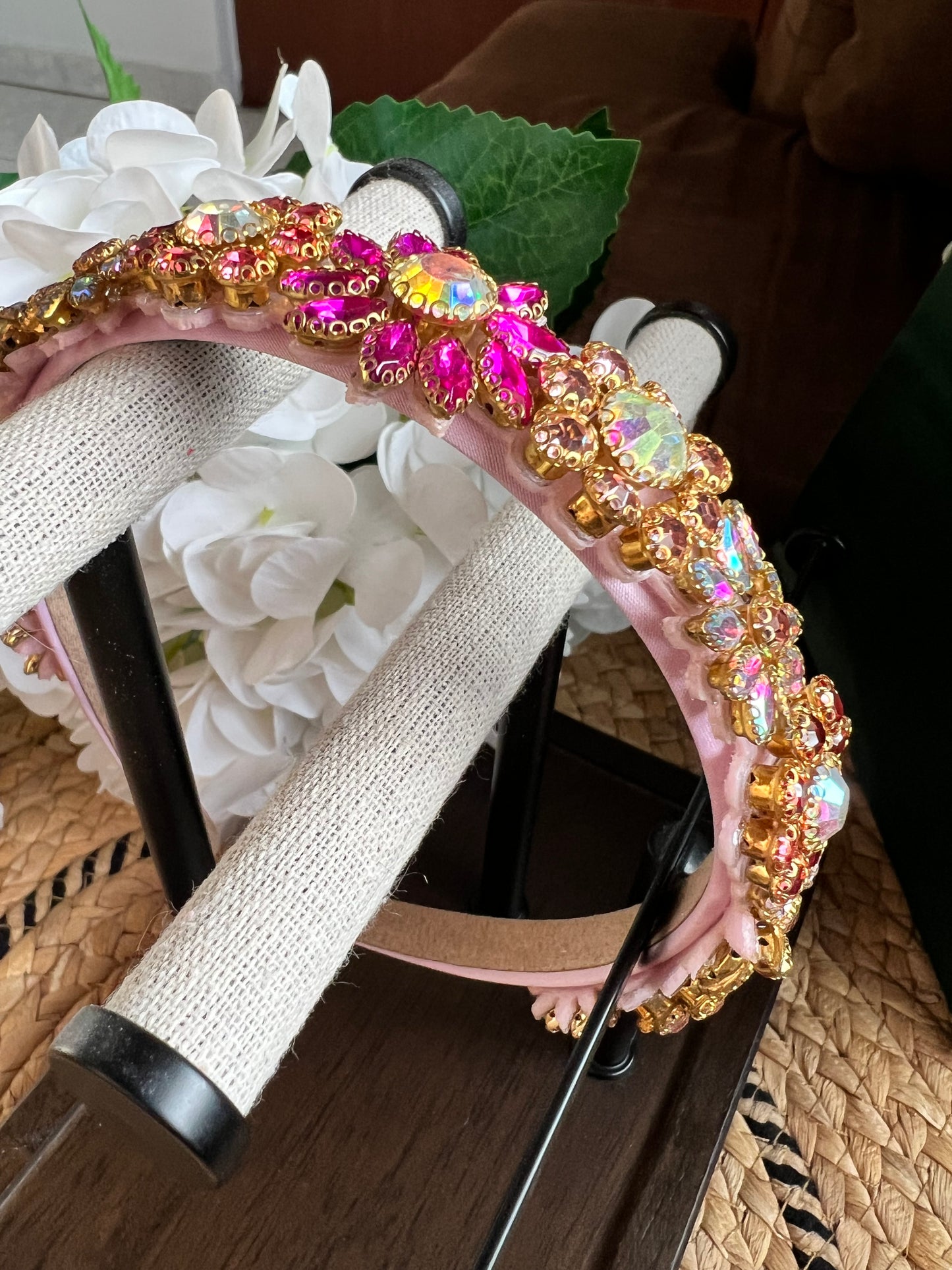 Diadema floral con piedras rosadas 02211