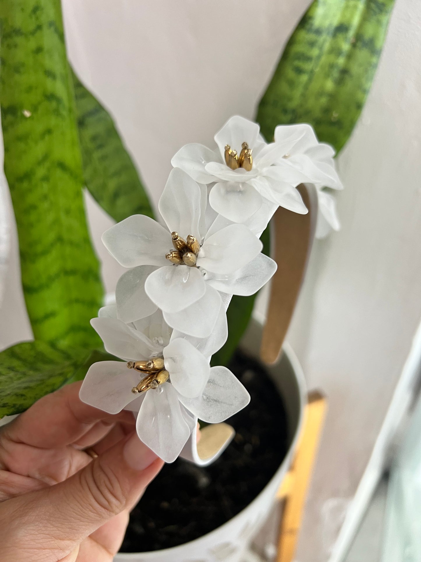 Diadema satinada blanca con flores grandes 02504