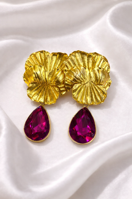 Aretes grandes, pliegues pétalos texturizados y cristales magenta