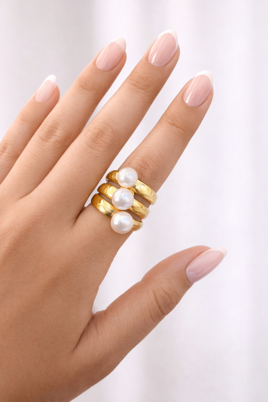 ANILLO GRUESO TRES PERLAS BLANCAS