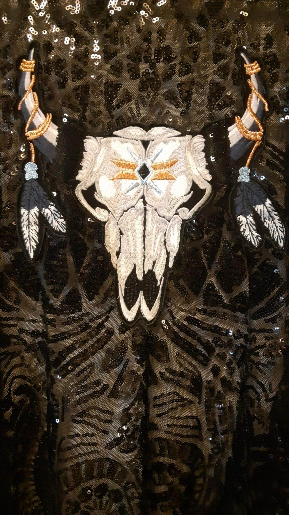 kimono de lujo con aplicación de calavera de toro