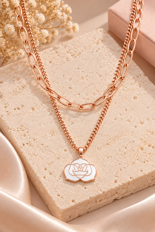 Collar Rose Gold Flor del Espiritu Santo blanco esmaltado