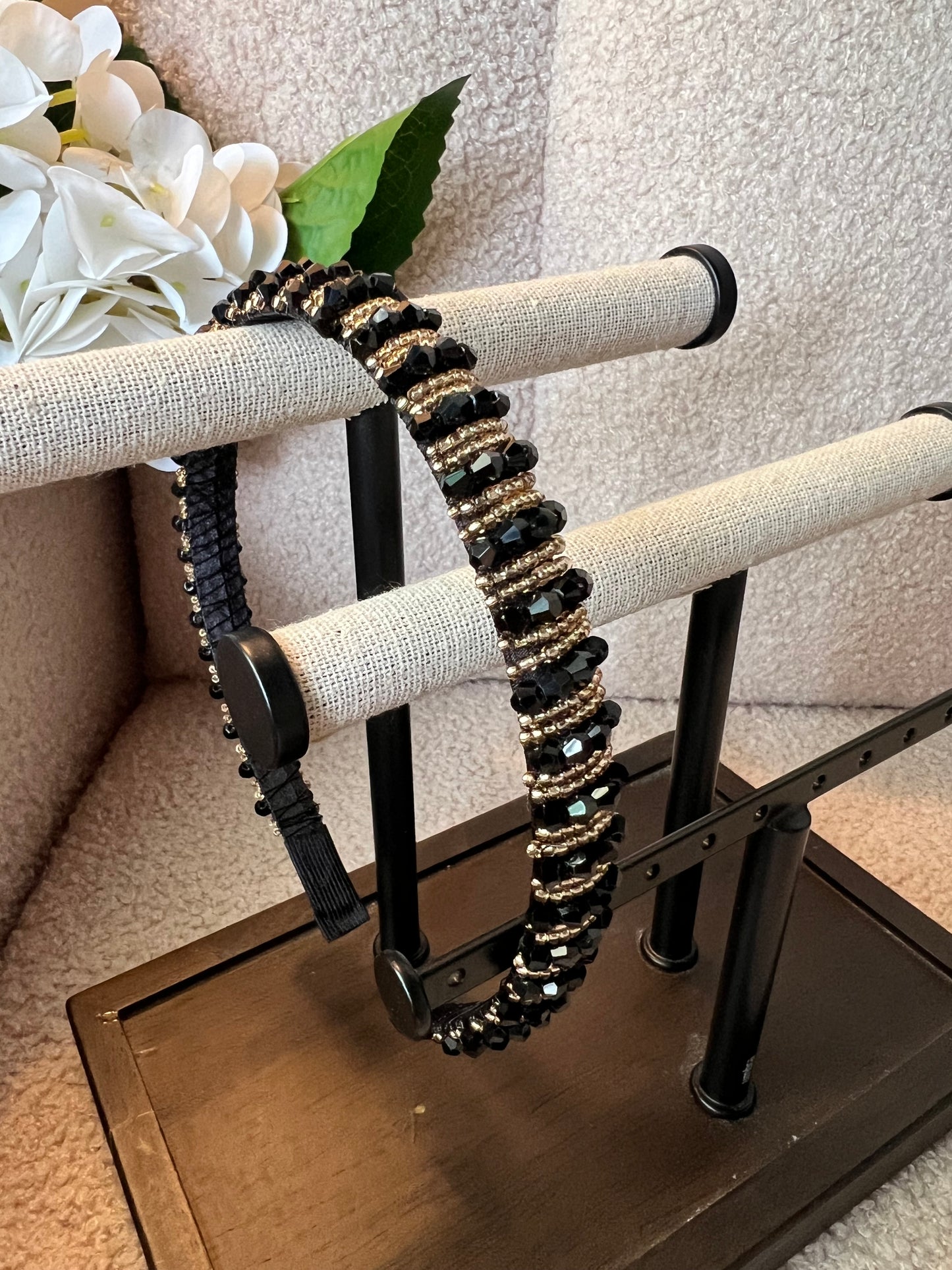 Diadema delgada negra con dorado 01511