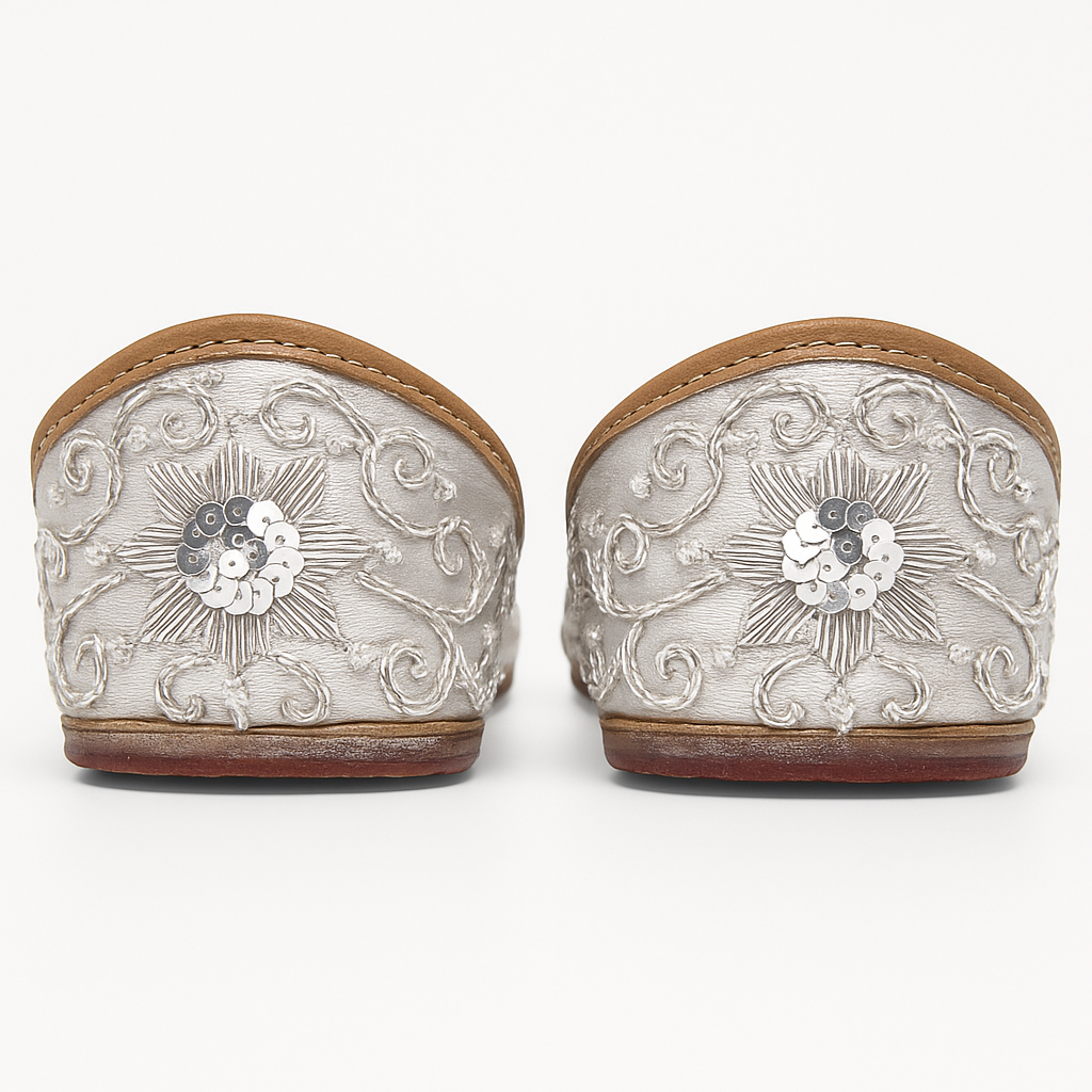 Alquiler Juttis Plateadas - Zapatos de la India