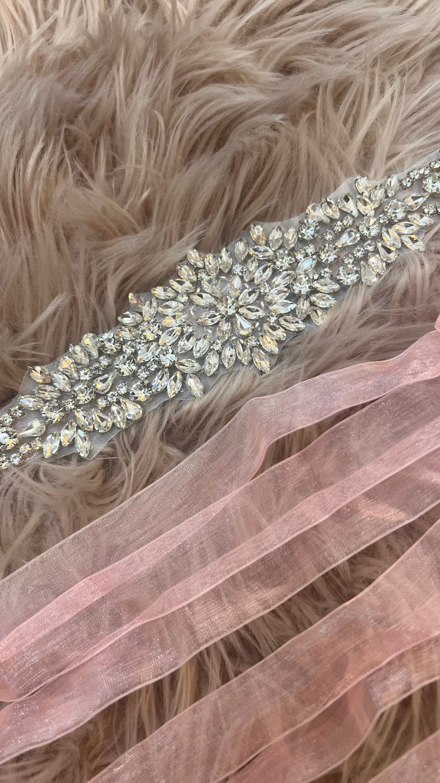 Cinturón elegante de cinta rosa con piedras