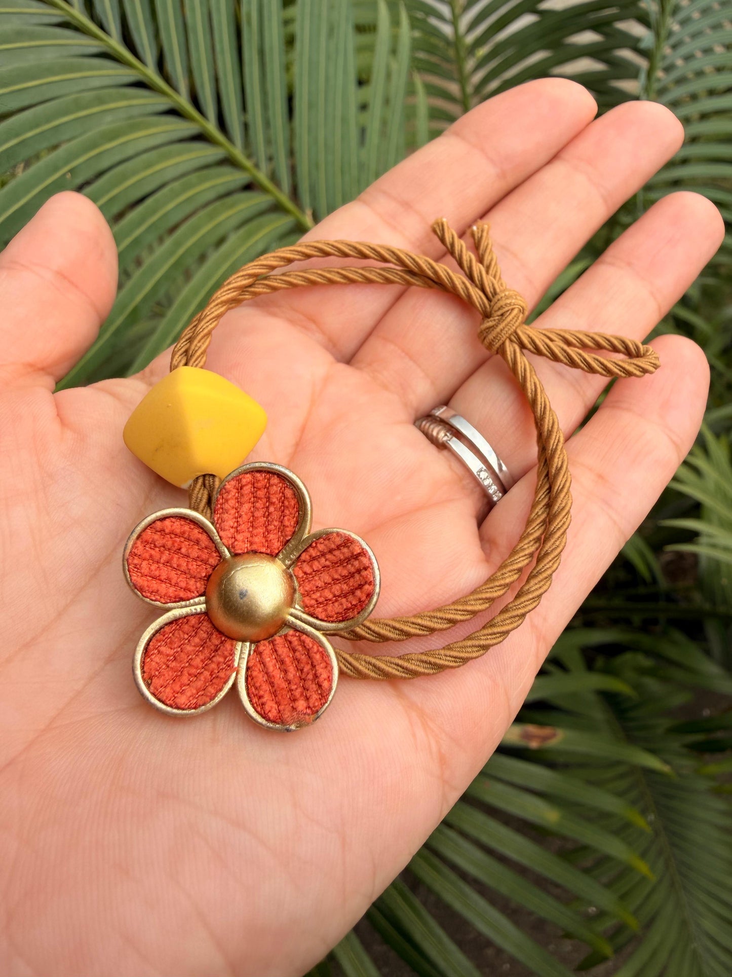 Liga para el cabello diseño de flores