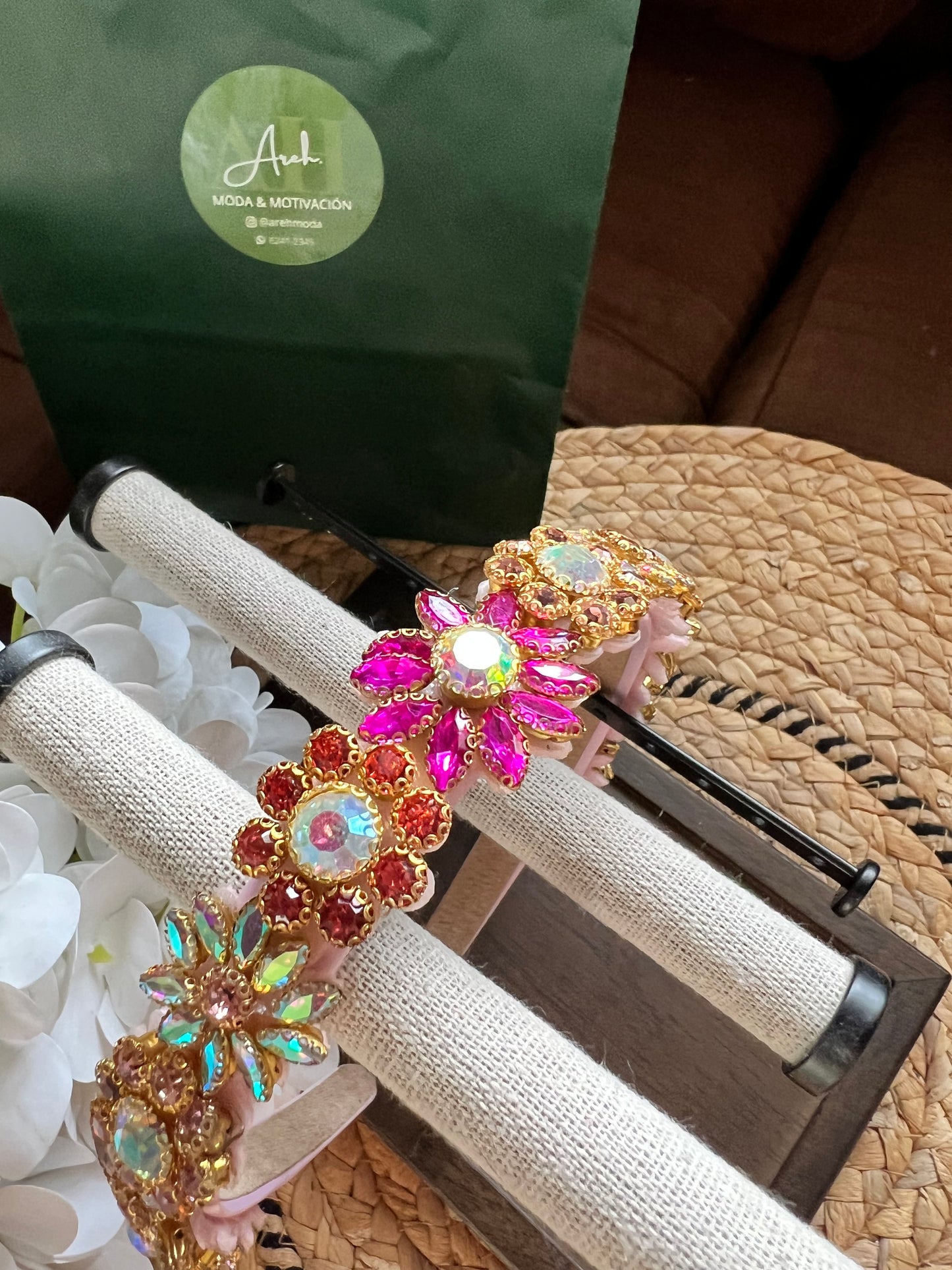 Diadema floral con piedras rosadas 02211