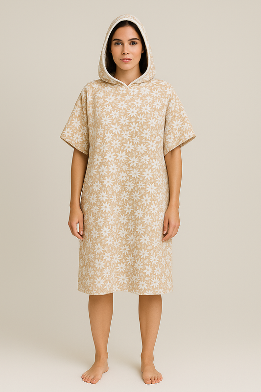 Poncho Adultos Beige con Florez Blancas