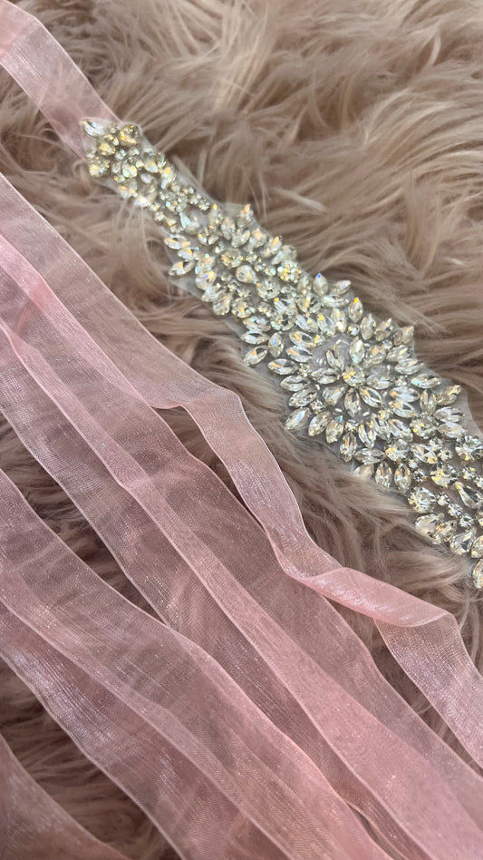 Cinturón elegante de cinta rosa con piedras