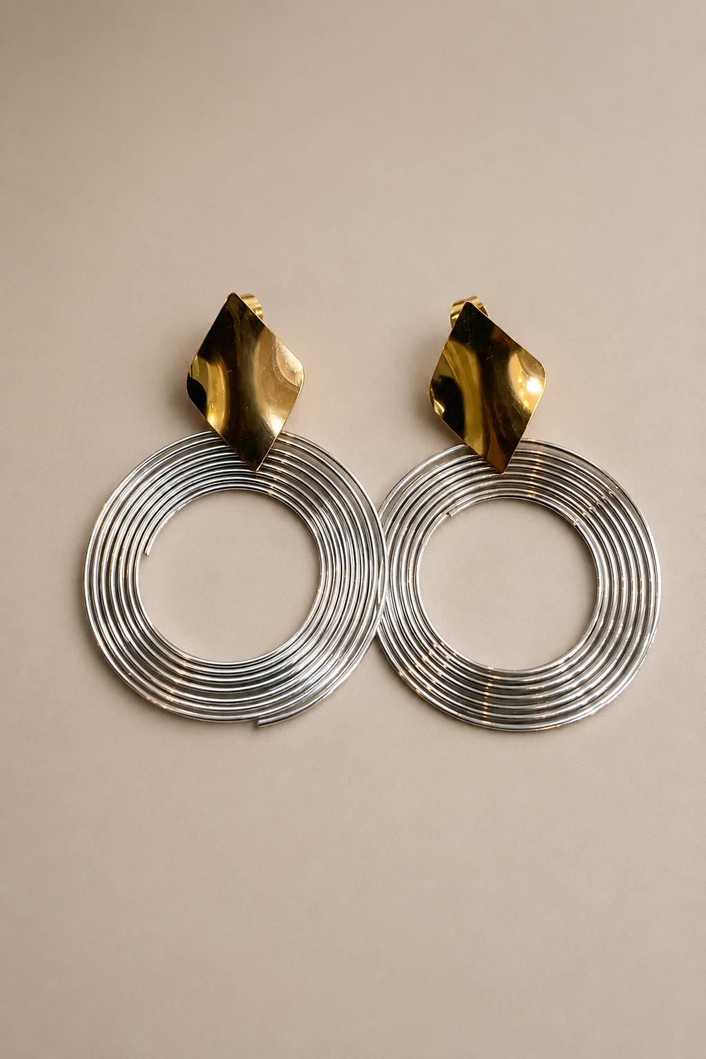 Argollas plateadas con toque dorado
