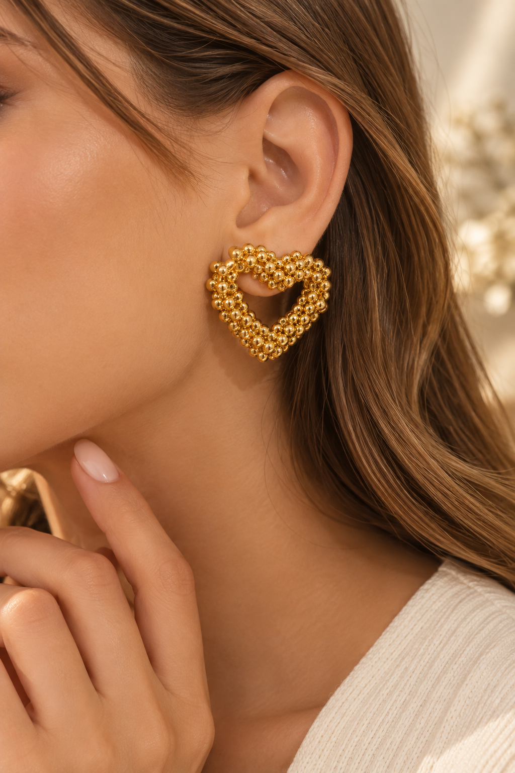 Aretes en forma de corazón con balines dorado