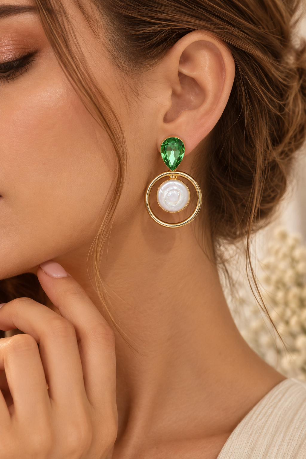 Aretes de gota en cristal verde claro y piedra nácar