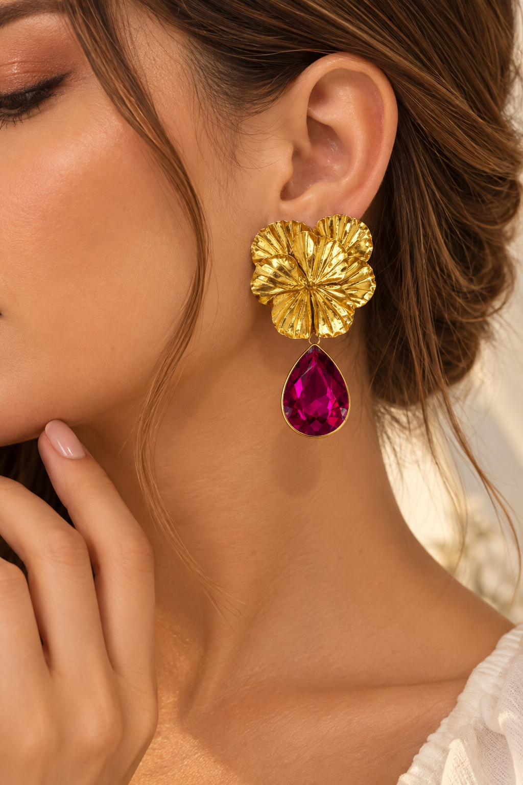 Aretes grandes, pliegues pétalos texturizados y cristales magenta
