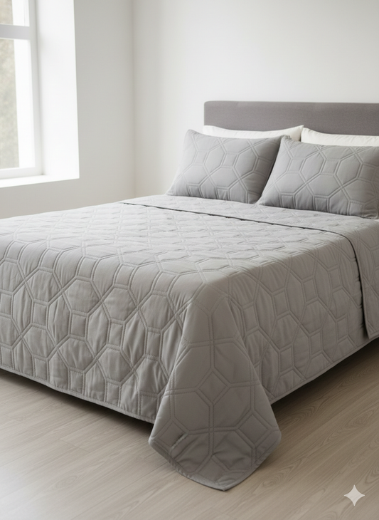 Cubre cama gris con diseño