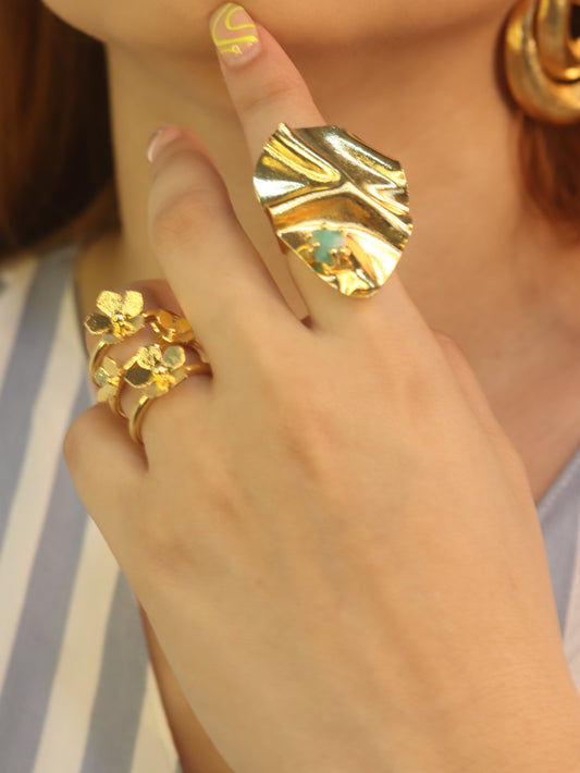 Anillo de hoja croquelado con cuarzo pequeño