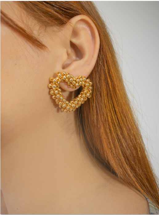 Aretes en forma de corazón con balines dorado