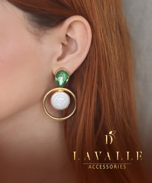 Aretes de gota en cristal verde claro y piedra nácar