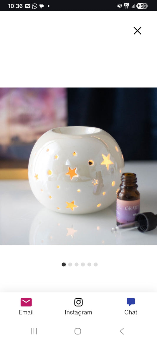 Quemador para aceite y cera en color blanco perlado con estrellas