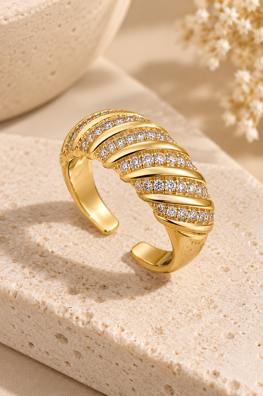 Anillo Espiral Dorado con Cristales