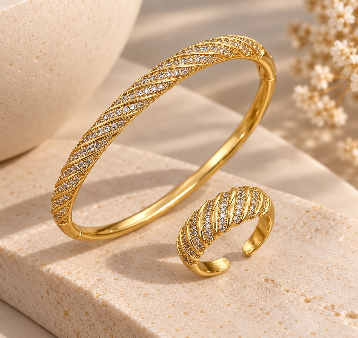 Anillo Espiral Dorado con Cristales