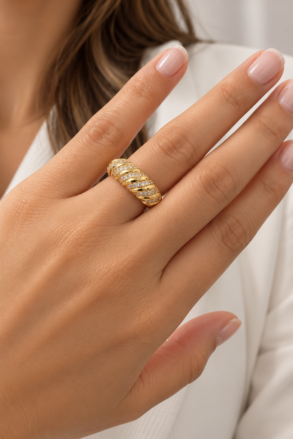Anillo Espiral Dorado con Cristales
