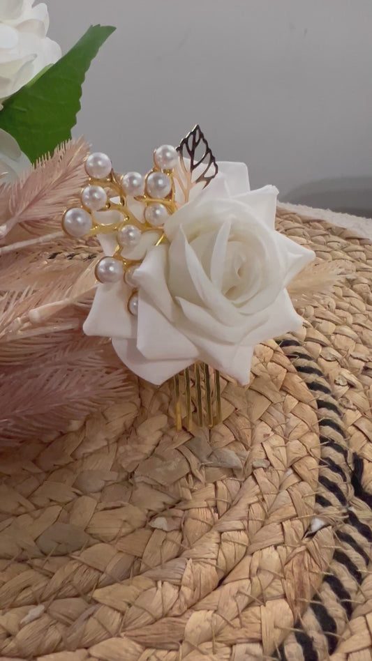 Peineta de rosa blanca y perlas